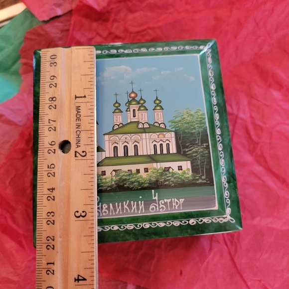 Russian Lacquered Trinket Box ~ Handpainted (?) ~ Pretty! - Picture 10 of 15